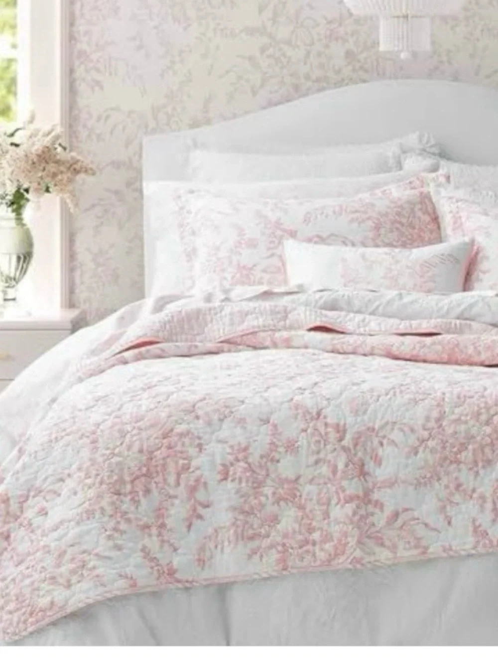 Classic Floral Quilt Set in Soft Pink and White - Home Bedding